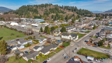 137 E Hazel Ave in Burlington, WA - Building Photo - Building Photo