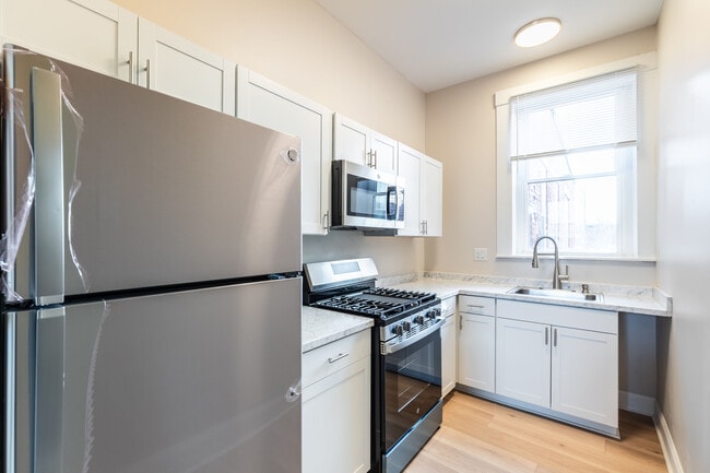 2141 Freeman Ave, Unit A in Cincinnati, OH - Foto de edificio - Building Photo