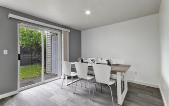 9731 Holly Dr in Everett, WA - Foto de edificio - Building Photo