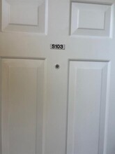 1560 SE Royal Green Cir in Port St. Lucie, FL - Foto de edificio - Building Photo