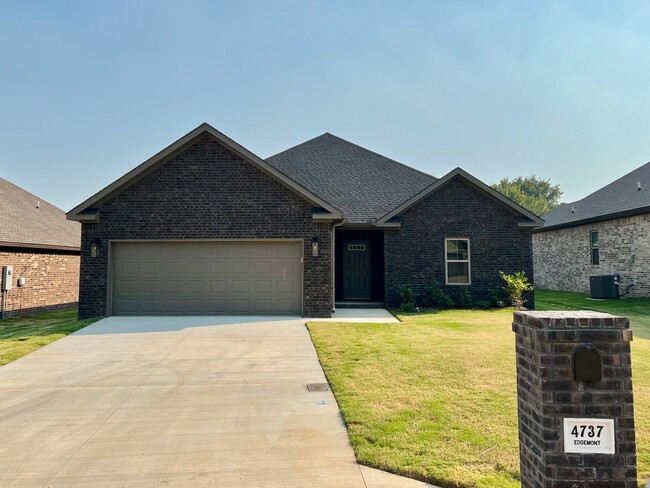 property at 4737 Edgemont Dr