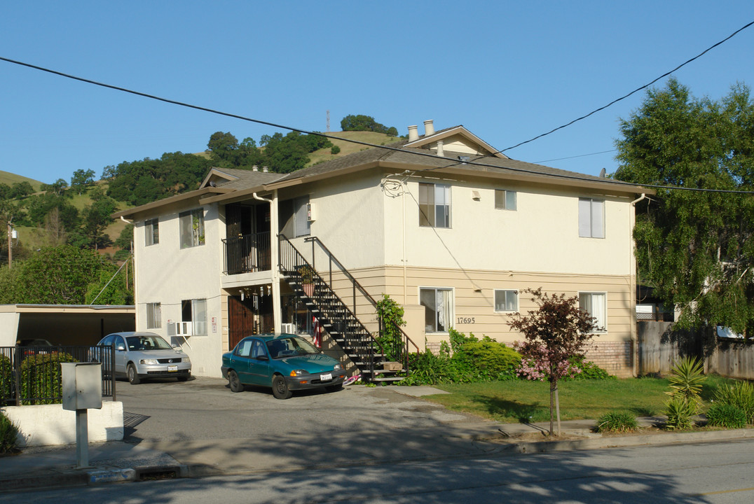 17695 Crest Ave in Morgan Hill, CA - Foto de edificio