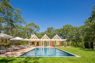 417 Edge of Woods Rd in Southampton, NY - Building Photo - Building Photo