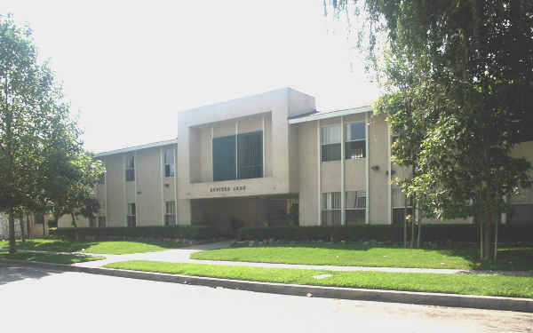 331 N Bedford St in La Habra, CA - Foto de edificio - Building Photo