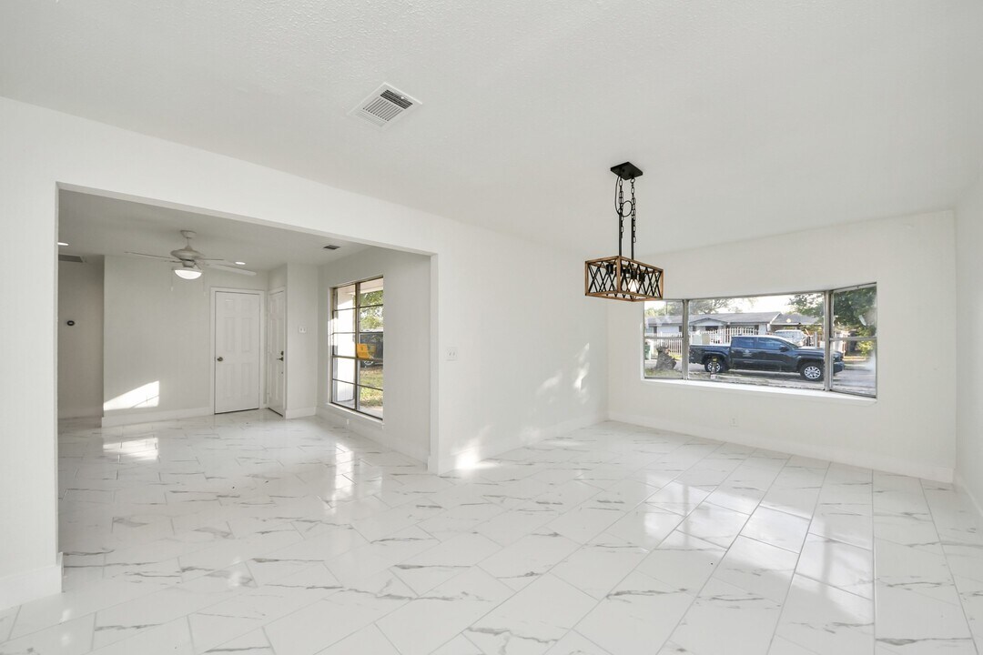 2926 Knotty Oaks Trail in Houston, TX - Foto de edificio