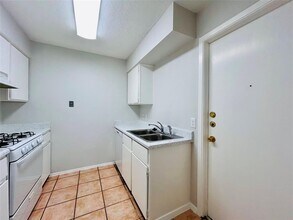 12211 Dundee Dr in Austin, TX - Building Photo - Building Photo