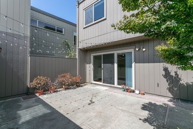 1017 Kingston Ln in Alameda, CA - Building Photo - Building Photo