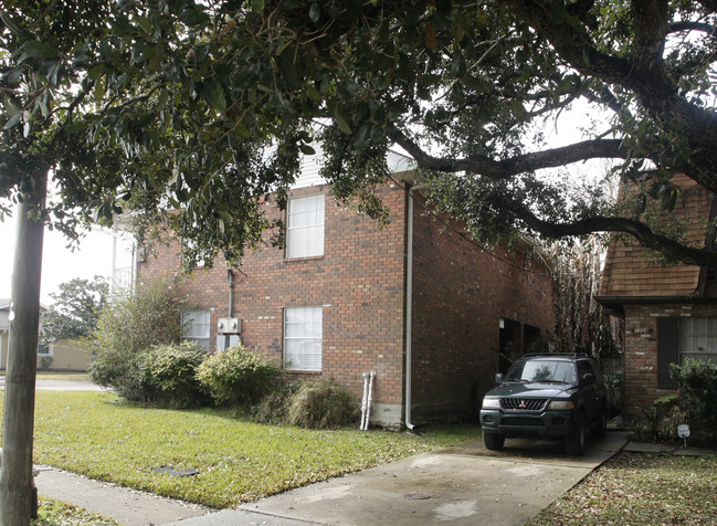 130 Georgia Ct in Metairie, LA - Foto de edificio - Building Photo