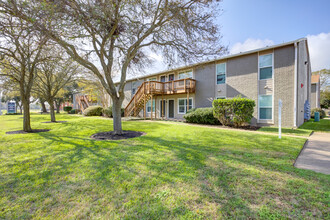 Life at Forest View in Clute, TX - Building Photo - Building Photo