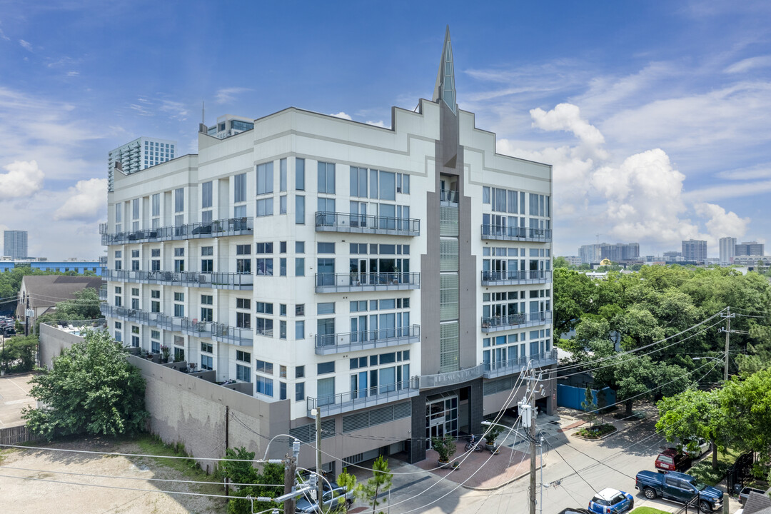 Tremont Tower in Houston, TX - Building Photo