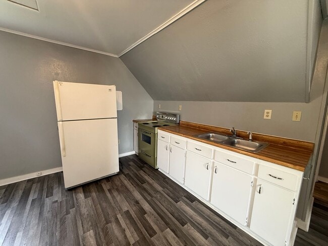 409-409.5-4095 E 3rd St in Maryville, MO - Building Photo - Building Photo