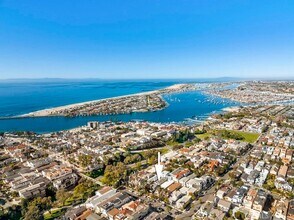 411 Goldenrod Ave in Newport Beach, CA - Foto de edificio - Building Photo