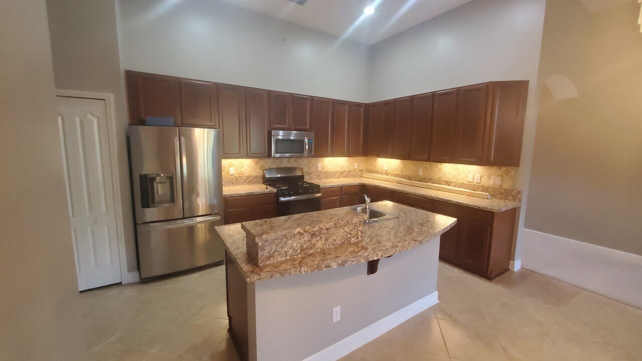 6138 Wakulla Springs Rd in Jacksonville, FL - Building Photo