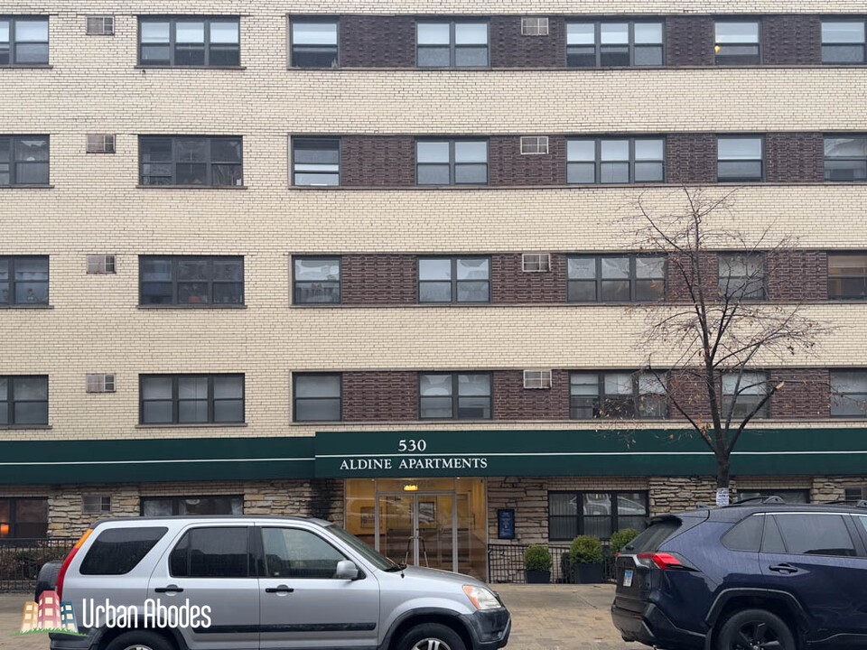 516 W Aldine Ave, Unit M04B in Chicago, IL - Foto de edificio