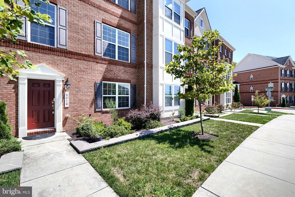 8016 Blue Stream Dr in Elkridge, MD - Building Photo