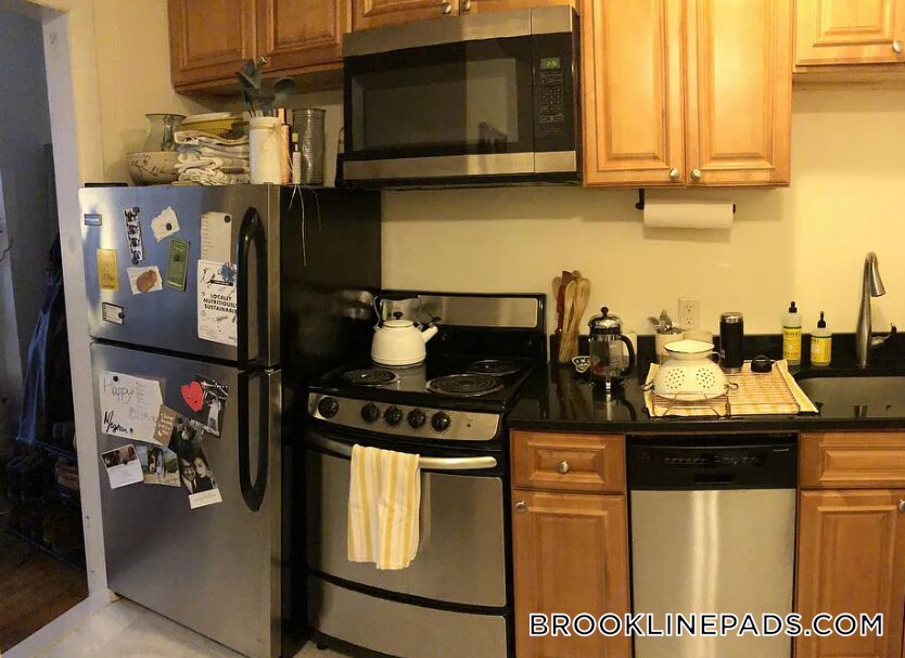 1063 Beacon St in Brookline, MA - Building Photo