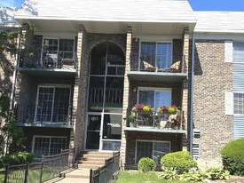 1519 N Windsor Dr, Unit #210 in Arlington Heights, IL - Building Photo