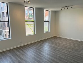 1461 W Fullerton Ave, Unit 2 F in Chicago, IL - Building Photo - Building Photo