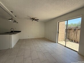 223 Sprucewood Ln in San Antonio, TX - Building Photo - Building Photo