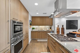 1755 Ocean Ave in Santa Monica, CA - Foto de edificio - Building Photo