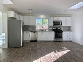 3219 E Bermuda St, Unit #1 Apartamentos