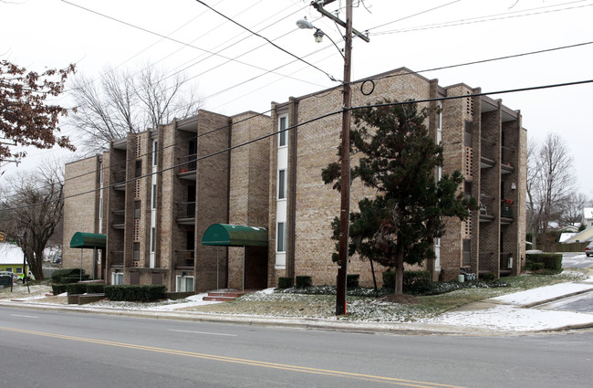 Beverly Hills Court in Alexandria, VA - Building Photo - Building Photo