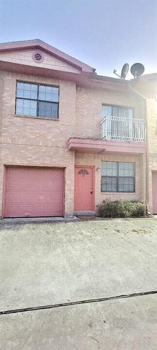 9400 Bellaire Blvd in Houston, TX - Foto de edificio