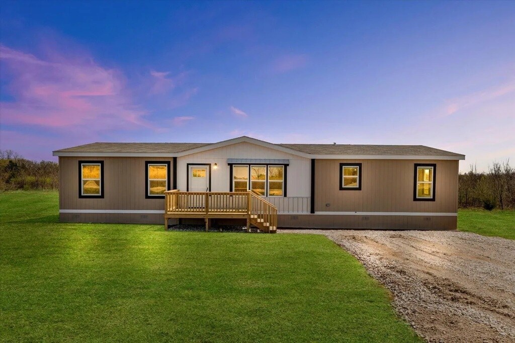 543 Co Rd 1063 in Greenville, TX - Building Photo