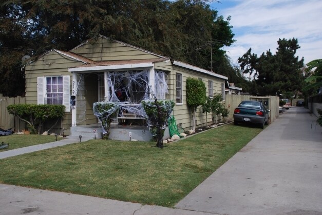 2131 E Poppy St in Long Beach, CA - Foto de edificio