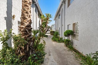 9660 Sepulveda Blvd in North Hills, CA - Foto de edificio - Building Photo
