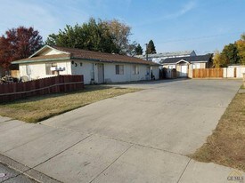 218 Woodrow Ave, Unit A in Bakersfield, CA - Building Photo