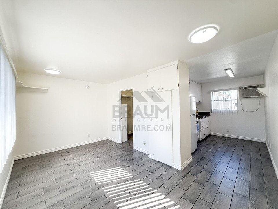 15634 Leadwell St in Los Angeles, CA - Building Photo