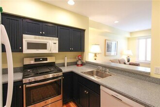 487 Spring St in Newport, RI - Building Photo - Building Photo