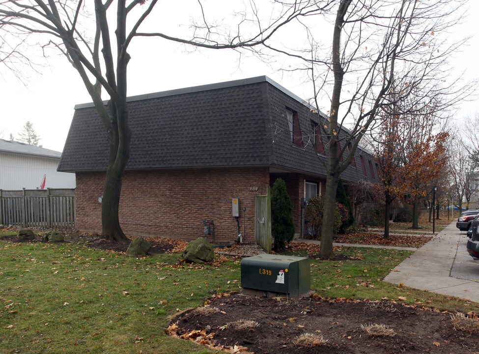 684 Dynes Rd in Burlington, ON - Building Photo