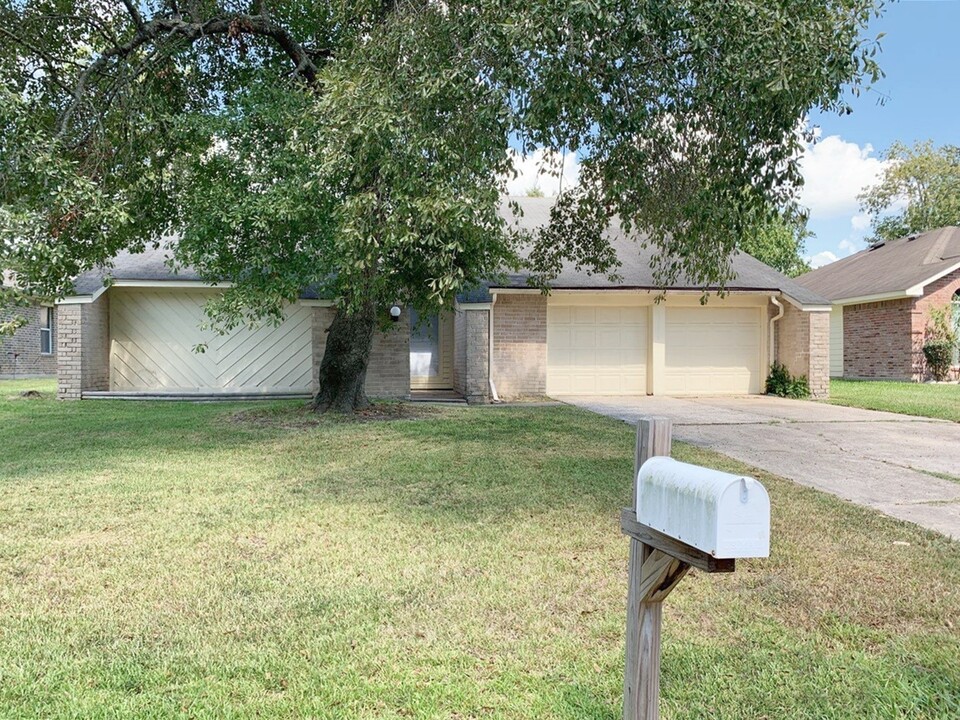 17138 Cutter Way in Crosby, TX - Building Photo