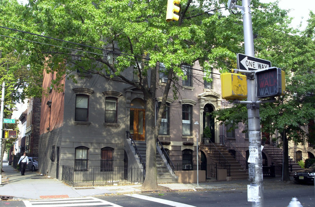 305 Varick St in Jersey City, NJ - Foto de edificio - Building Photo