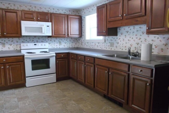 37 Upper Welden St in St. Albans, VT - Building Photo - Building Photo