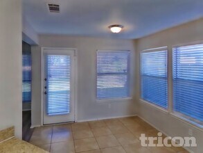 1701 Pecan View Dr in Garland, TX - Foto de edificio - Building Photo