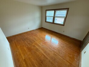 5295 N Mohawk Ave in Glendale, WI - Foto de edificio - Building Photo