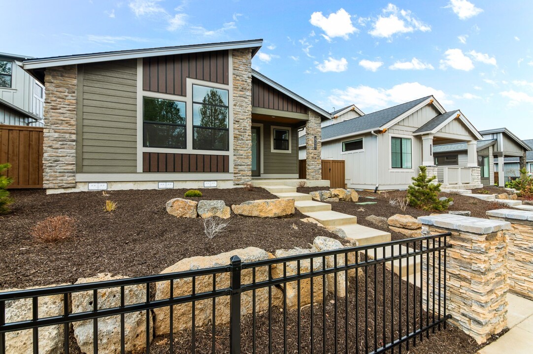 62661 McClain Dr in Bend, OR - Building Photo