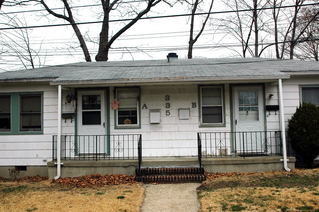 335 Paterson Ave in East Rutherford, NJ - Building Photo