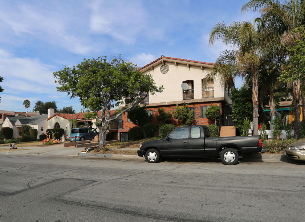 709 W Dryden St in Glendale, CA - Building Photo