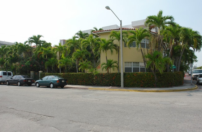 320 83rd St in Miami Beach, FL - Foto de edificio - Building Photo