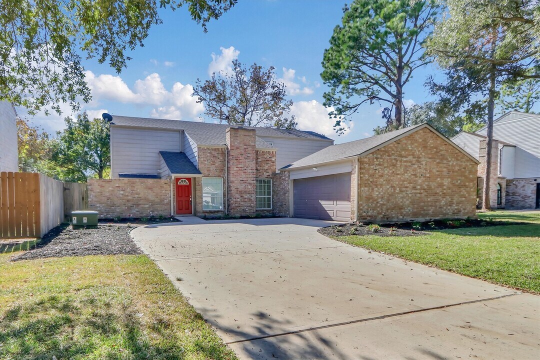 13911 Piping Rock Ln in Houston, TX - Building Photo