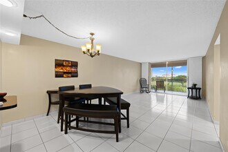 3300 W Rolling Hills Cir in Davie, FL - Foto de edificio - Building Photo