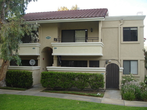 18808 Mandan St in Santa Clarita, CA - Foto de edificio