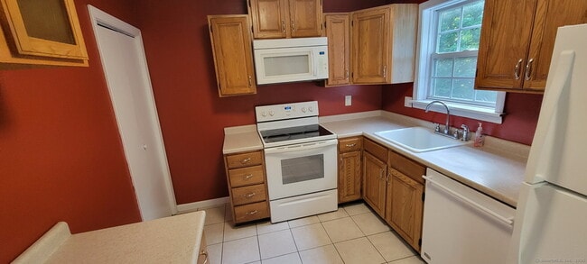 61 Taylor Ave in Bethel, CT - Building Photo - Building Photo