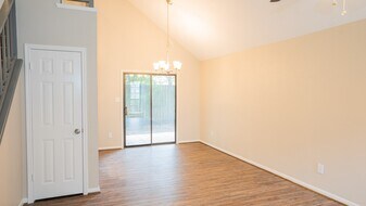 17 Regency Ln in Houston, TX - Building Photo