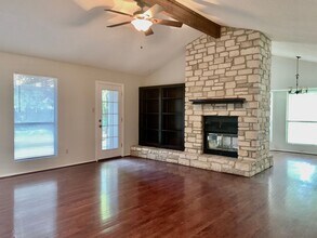 2002 Castle Bluff Dr in San Marcos, TX - Building Photo - Building Photo