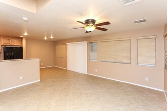 8204 W Wildwood Glen Dr in Las Vegas, NV - Foto de edificio - Building Photo